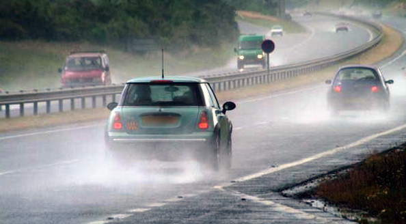 Как не потерять контроль над автомобилем на мокрой дороге?